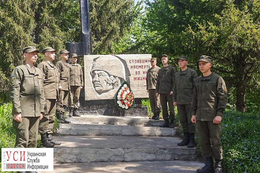 Одесских нацгвардейцев привлекли к уборке памятников накануне Дня Победы (фото) «фото»