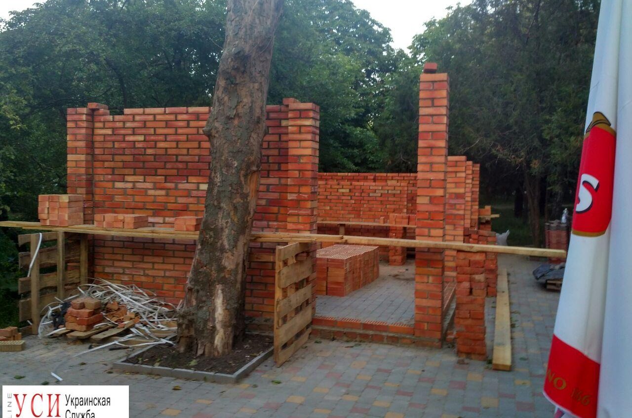 В парке Горького на газоне строят очередное кафе (фотофакт) «фото»