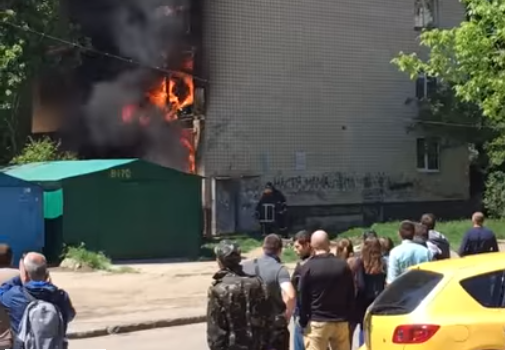 В девятиэтажке на Таирова загорелись сразу три квартиры (видео) «фото»