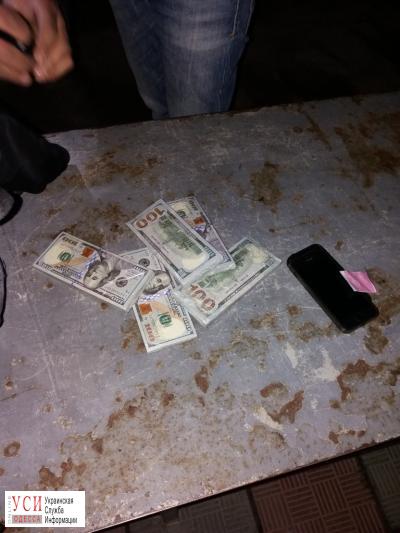Украинец пытался провезти в Россию крупную сумму денег под одеждой (фото) «фото»