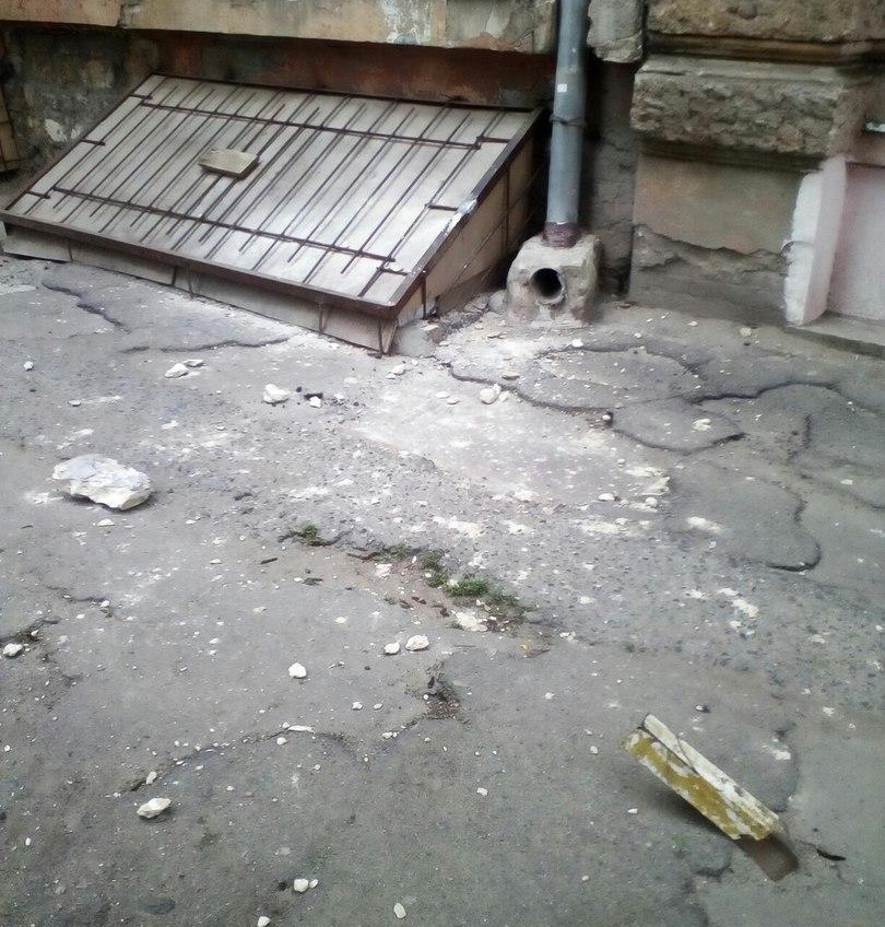 Очередной обвал в Одессе: фрагмент здания рухнул на Заславского (фото) «фото»