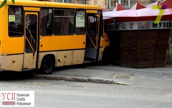 В Одессе маршрутка влетела в музей (фото) ОБНОВЛЕНО usionline.com В Одессе маршрутка влетела в музей (фото) ОБНОВЛЕНО «фото»