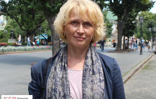 Неизвестный напал на одесскую журналистку у ее дома «фото»