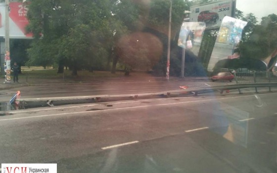 Отбойник на Среднефонтанской снесли ночью: полиция уверяет, что аварии не было «фото»