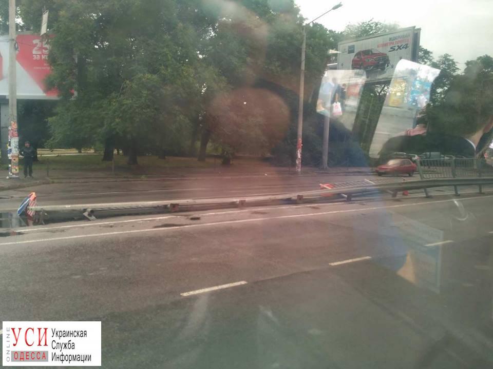 Отбойник на Среднефонтанской снесли ночью: полиция уверяет, что аварии не было «фото»