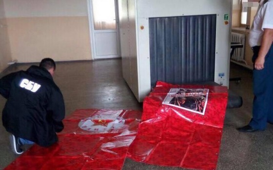 Развернули на границе: молдаване пытались провезти в Украину коммунистические баннеры (фото) «фото»