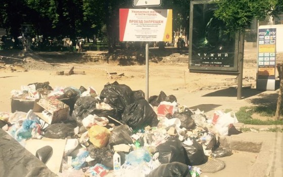 В центре Одессы образовалась гора мусора (фото) usionline.com В центре Одессы образовалась гора мусора (фото) «фото»