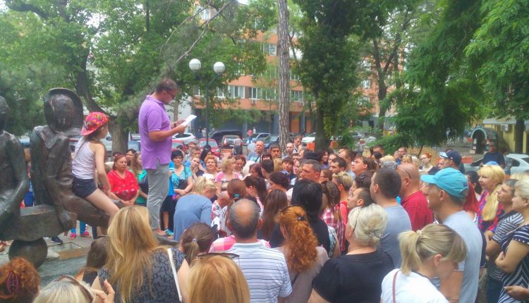 Сотни людей на Преображенской: одесситы днями стоят в очереди за загранпаспортом