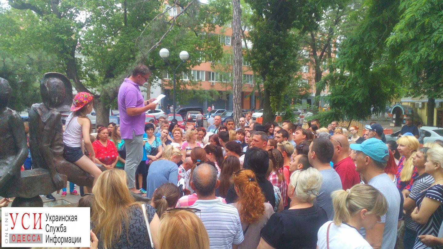 Сотни людей на Преображенской: одесситы днями стоят в очереди за загранпаспортом (фотофакт) «фото»
