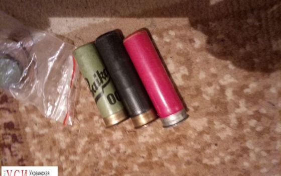 В доме жителя Одесской области, стрелявшего в свою сожительницу, обнаружили боеприпасы и наркотики (фото) «фото»