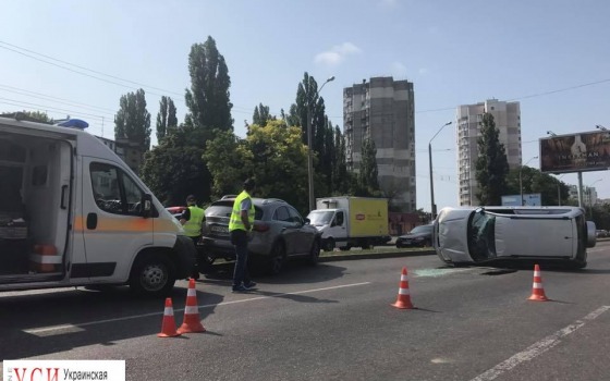 На проспекте Небесной Сотни жуткое ДТП: джип перевернулся, есть пострадавшие (фото) «фото»