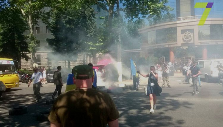 Пикет на проспекте Шевченко: активисты жгут шины возле суда (фото)