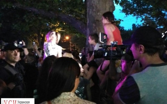 Билык начала концерт: активисты штурмуют ресторан ОБНОВЛЕНО «фото»