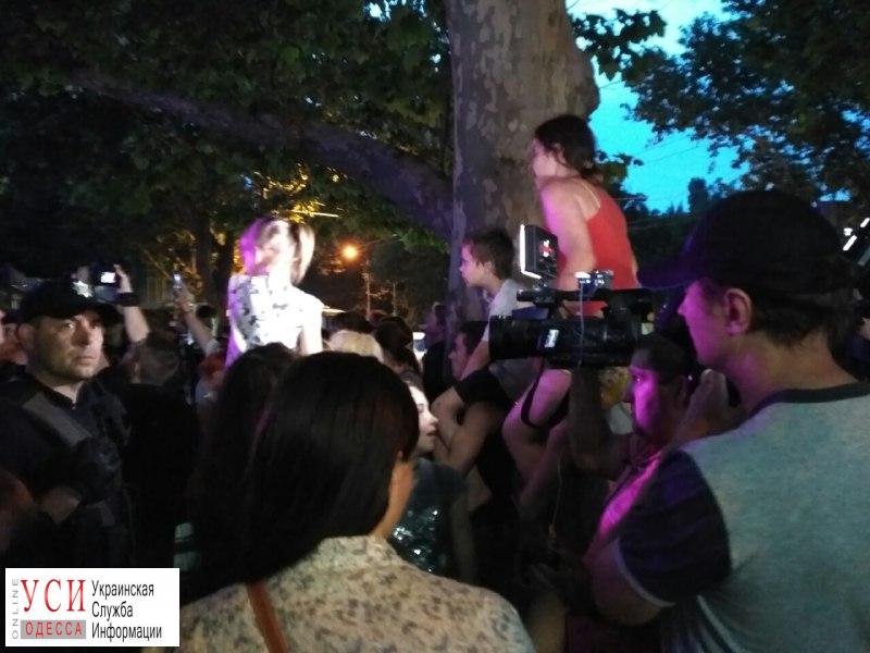 Билык начала концерт: активисты штурмуют ресторан ОБНОВЛЕНО «фото»
