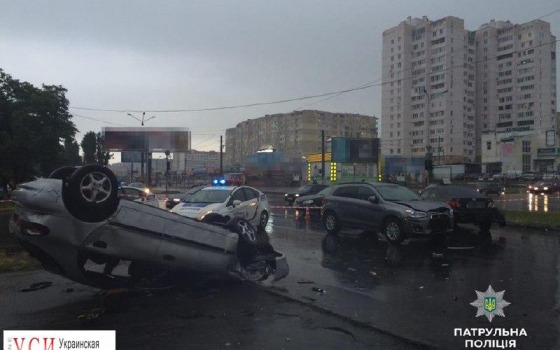 На поселке Котовского иномарка перевернулась на крышу: 3 человека в больнице (фото) «фото»