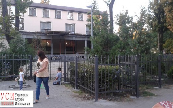 На 7 Фонтана пытались подрезать сквер, исключив летнюю площадку ресторана (фото) «фото»