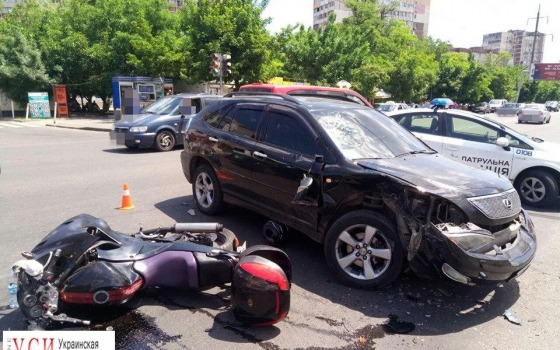 На Люстдорфской столкнулись автомобиль и мотоцикл (фото) usionline.com На Люстдорфской столкнулись автомобиль и мотоцикл (фото) «фото»