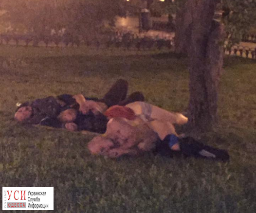 Туристический сезон: в Горсаду ночью спали голые мужчины (фото) «фото»