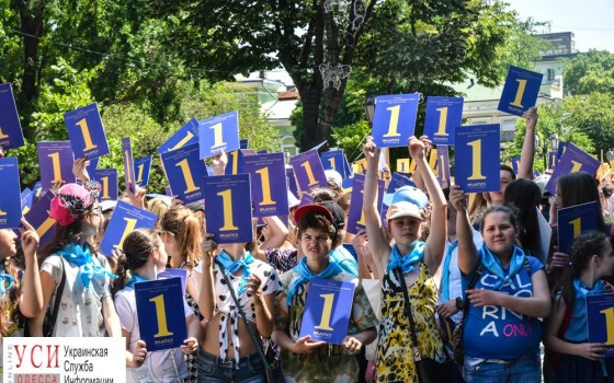 Рекорд на Дерибасовской: тысяча детей выстроились в огромную цифру (фото) «фото»