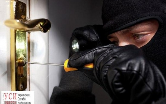 Одесса: домушник выносил вещи из дома при хозяевах «фото»