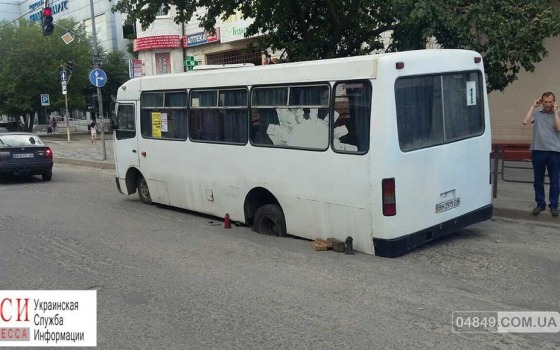 В Белгороде-Днестровском маршрутка провалилась под землю (фото) «фото»