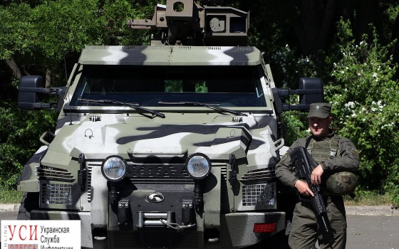 Броневики, пулеметы и овчарки: одесские полицейские показывали детям свою работу (фото) «фото»