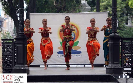 Индийские танцы и дыхательные практики в Горсаду: одесситы отметили День йоги (фоторепортаж) «фото»