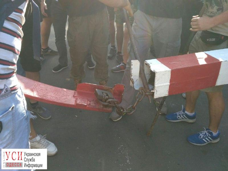В Одессе активисты разломали шлагбаум, чтобы на побережье заехал грузовик с землей (фото) «фото»