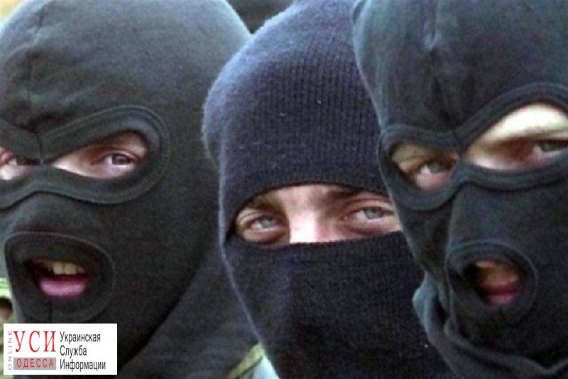 В Одессе люди в масках ограбили автомобиль, стоящий на светофоре (фото) «фото»