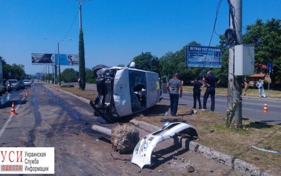 ДТП в Одессе: на Южной дороге перевернулся микроавтобус (фото) «фото»