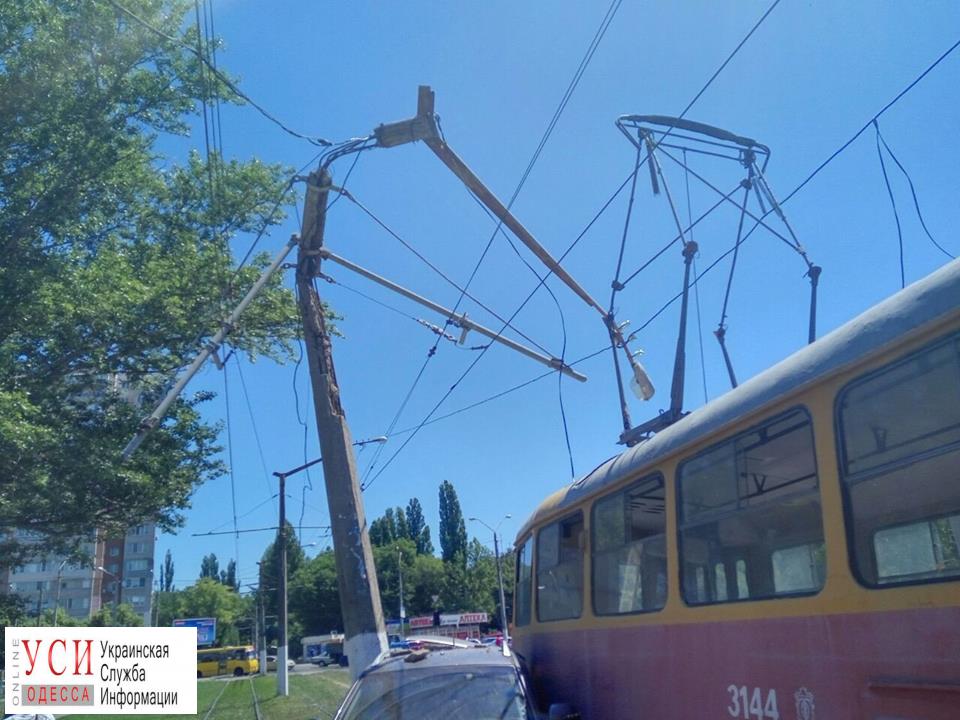 В Одессе трамвай протаранил машину и сломал бетонный столб (фото) «фото»