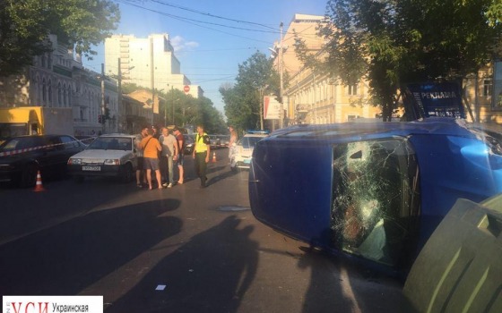 Авария на Большой Арнаутской: иномарка врезалась в дерево и перевернулась (фото) usionline.com Авария на Большой Арнаутской: иномарка врезалась в дерево и перевернулась (фото) «фото»