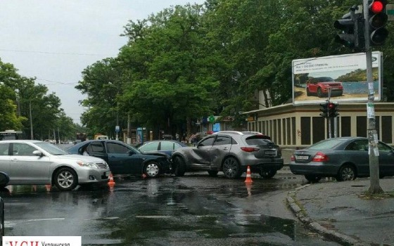 ДТП на Черемушках: на перекрестке собралась пробка (фото) «фото»