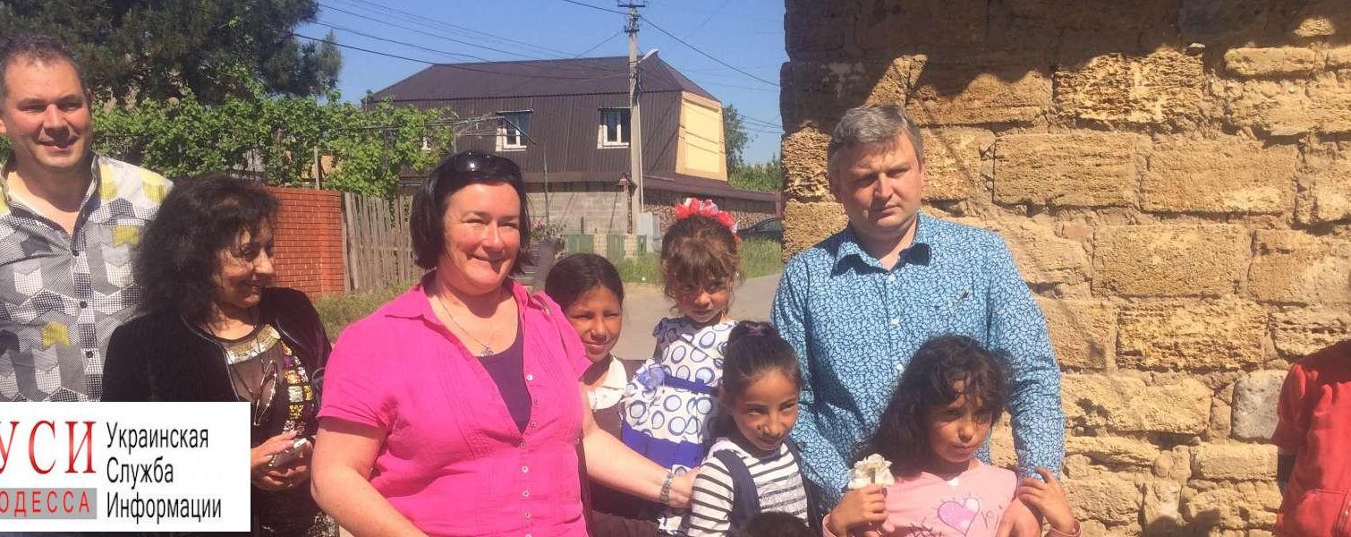 Депутат британского парламента наведалась в ромский поселок под Одессой (фото) «фото»