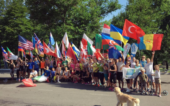 Десятки горожан пробежались с флагами в поддержку участников “Odessa Half Marathon” (фото) «фото»