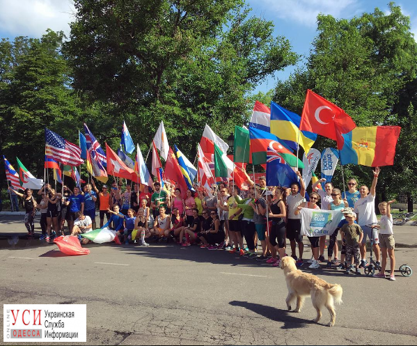 Десятки горожан пробежались с флагами в поддержку участников “Odessa Half Marathon” (фото) «фото»