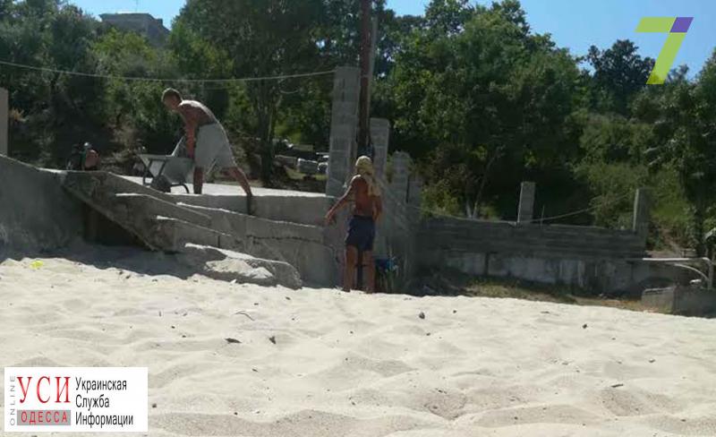 Строители на глазах у отдыхающих вывозят пляжный песок (фотофакт) «фото»