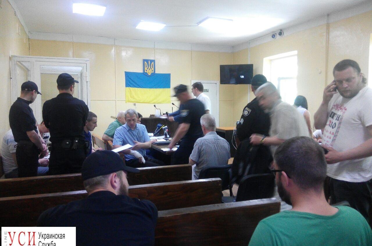Суд по “делу 2 мая”: активистов не пустили в зал заседания (фото) «фото»