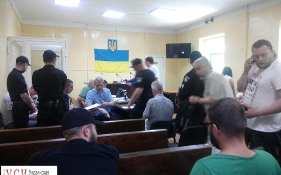 Суд по “делу 2 мая”: активистов не пустили в зал заседания (фото) usionline.com Суд по “делу 2 мая”: активистов не пустили в зал заседания (фото) «фото»