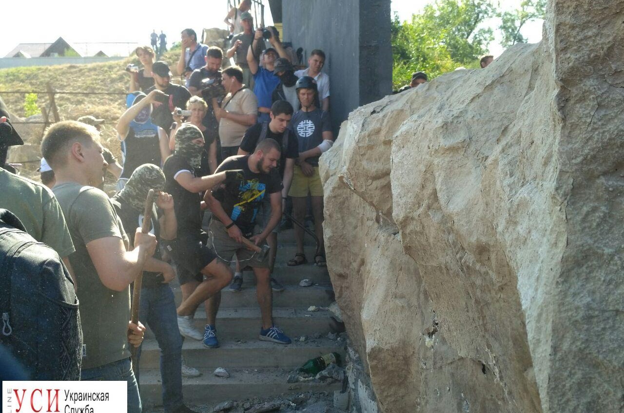 Драка на Чкаловском пляже: охрана не дала активистам сломать ворота, пустили газ (фото, видео, обновляется) «фото»