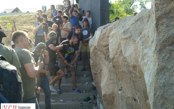 Драка на Чкаловском пляже: охрана не дала активистам сломать ворота, пустили газ (фото, видео, обновляется) «фото»