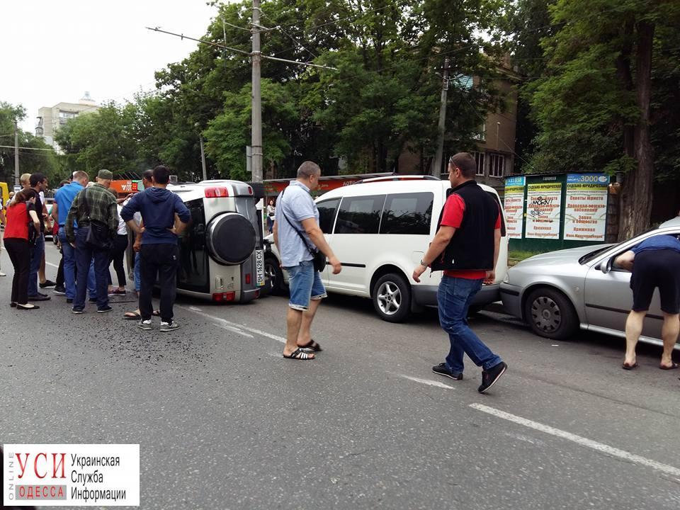 ДТП в Одессе: на Фонтане перевернулся внедорожник (фото) «фото»