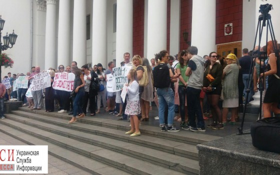 На сессию горсовета не пускают ни депутатов, ни журналистов (фото, видео) usionline.com На сессию горсовета не пускают ни депутатов, ни журналистов (фото, видео) «фото»