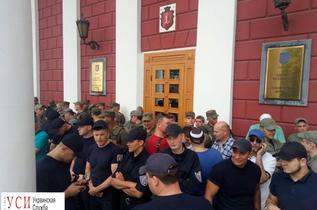 На “охранников”, которые силой не пускали одесситов на сессию горсовета, заявили в полицию «фото»