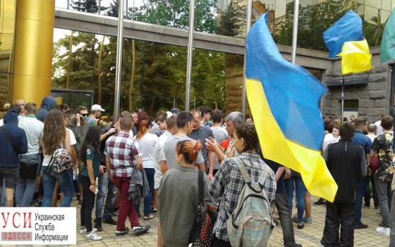 Одесский суд: активисты заблокировали зал заседаний и применили слезоточивый газ «фото»