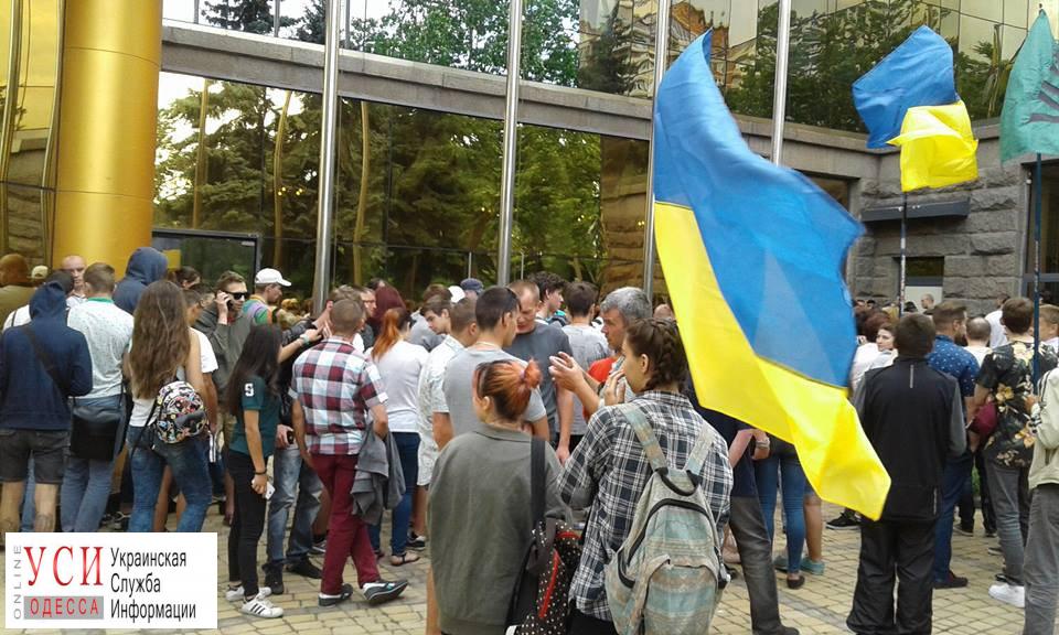 Одесский суд: активисты заблокировали зал заседаний и применили слезоточивый газ «фото»