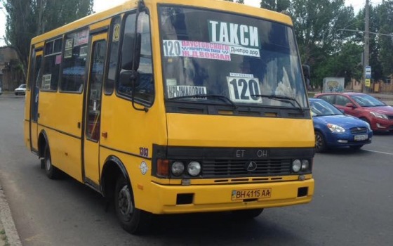 Патриоты “освободили” еще одну одесскую маршрутку от символа РФ (фото) «фото»