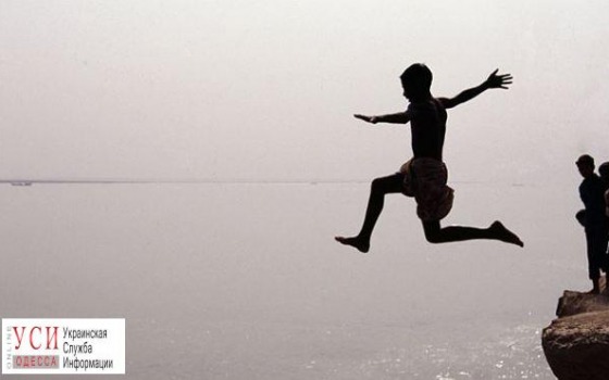 Неудачный прыжок: одессит сломал шею, купаясь в волынской речке «фото»