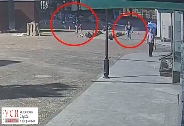 Появилось видео, как неадекватные избивают прохожих на Французском бульваре (видео) «фото»