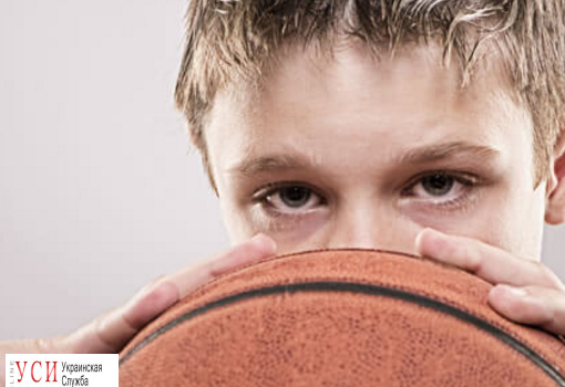 Охранник жилкомплекса “Французский” напал на ребенка, играющего во дворе с мячом (видео) ОБНОВЛЕНО «фото»